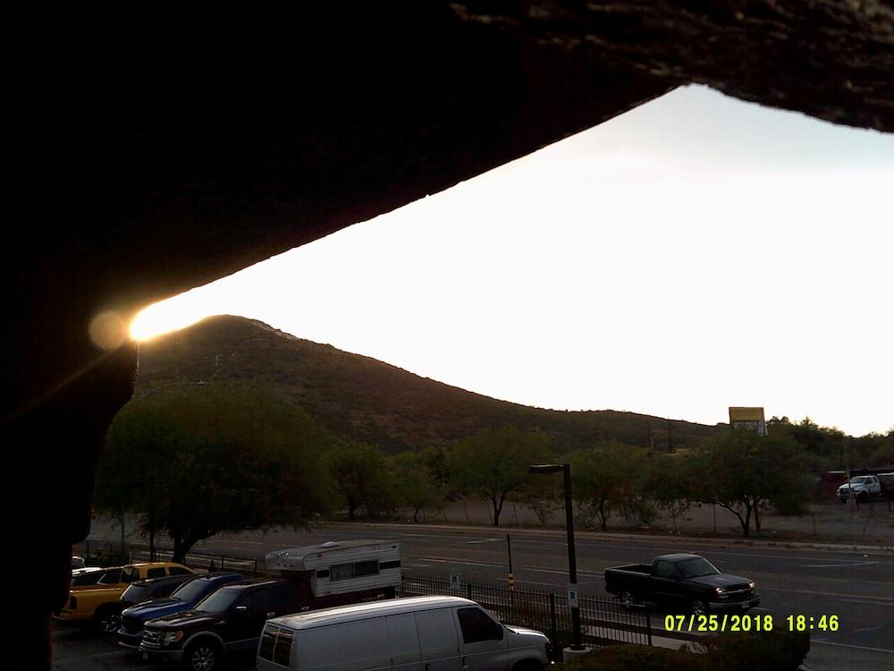 ซูเปอร์ 8 บาย วินด์แฮม ทูซอน ดาวน์ทาวน์ คอนเวนชั่น เซ็นเตอร์ Hotel ภายนอก รูปภาพ